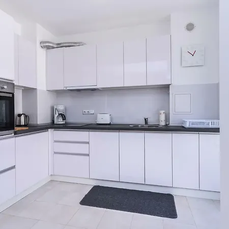 Cinecitta - One Bedroom Lion's Bridge Appartement *