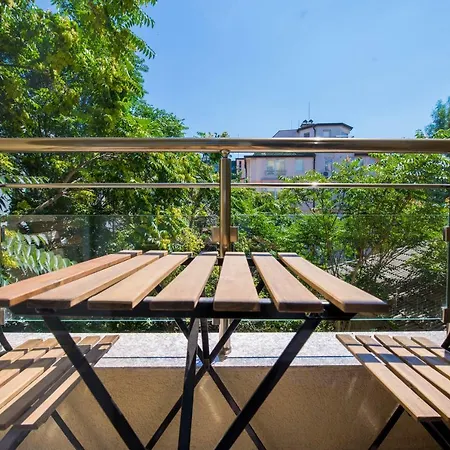 Cinecitta - One Bedroom Lion's Bridge *
