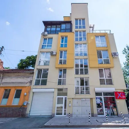 Cinecitta - One Bedroom Lion's Bridge Apartment *